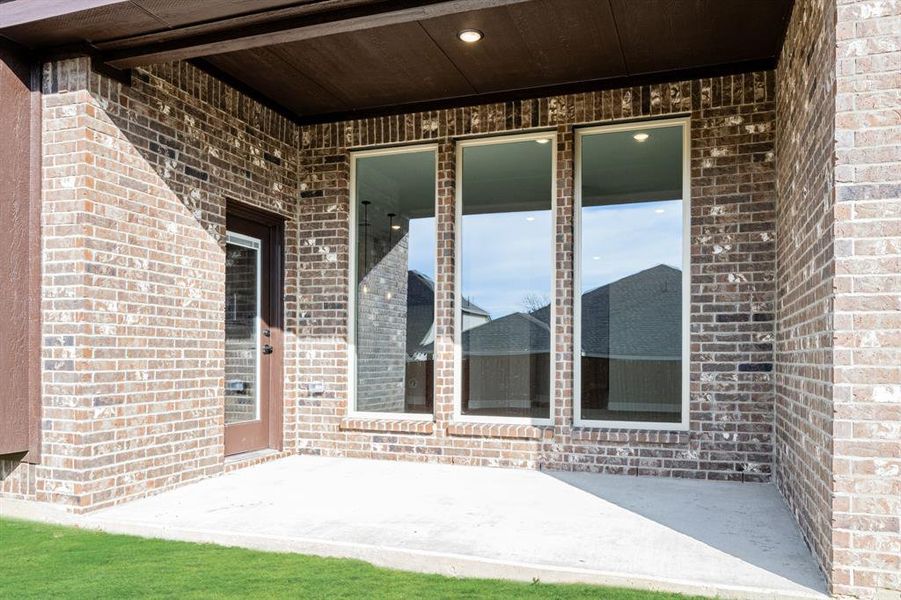 Exterior details and patio area of a home in Eagle Glen 50, Alvarado (Image 4).