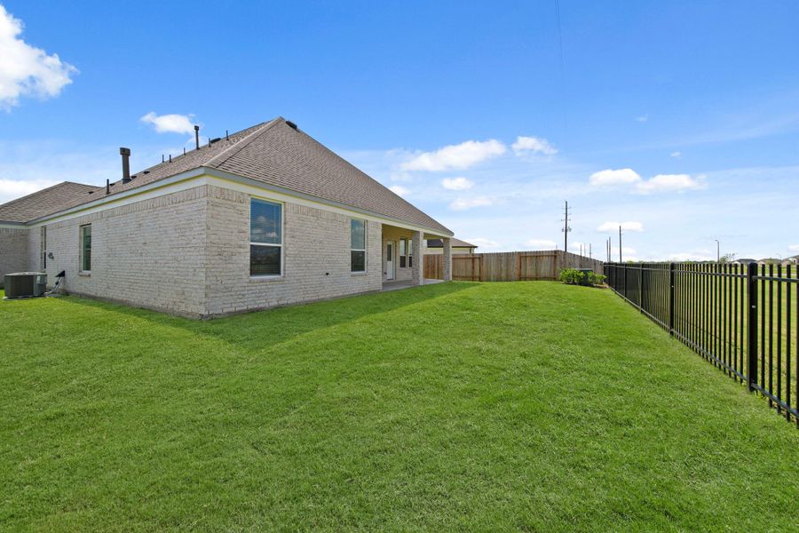 Front exterior of a new home in Beacon Hill, Waller, TX, highlighting curb appeal (Image 13). Front exterior of a new home in Beacon Hill, Waller, TX, highlighting curb appeal (Image 13).