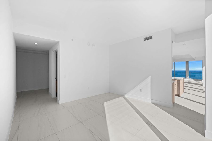 Spacious, unfurnished interior of a new home in , Fort Lauderdale (Image 16).