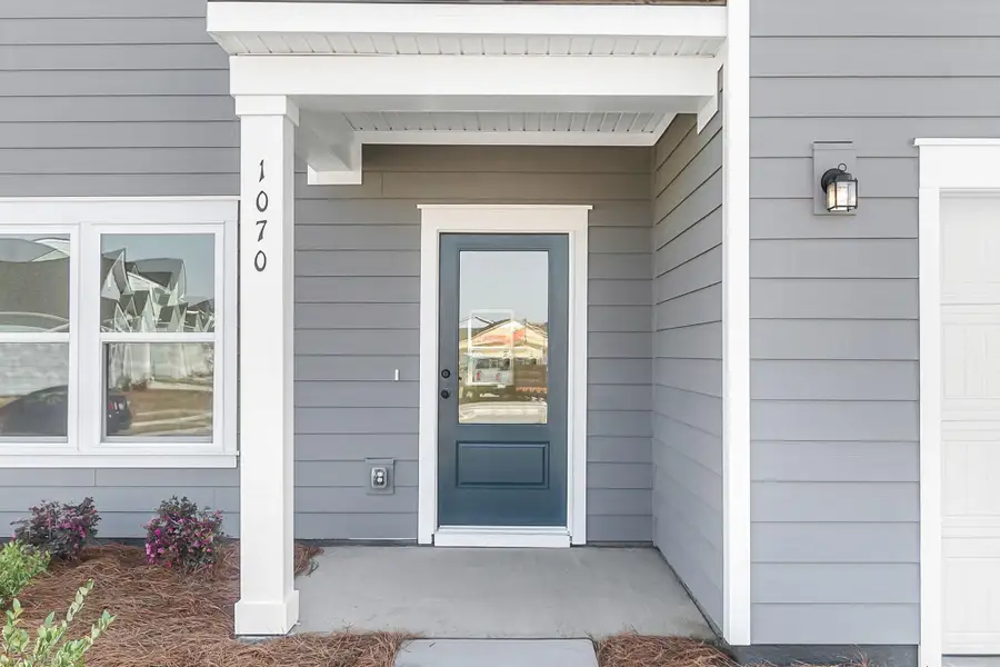 Exterior details and patio area of a home in , Ravenel (Image 20).