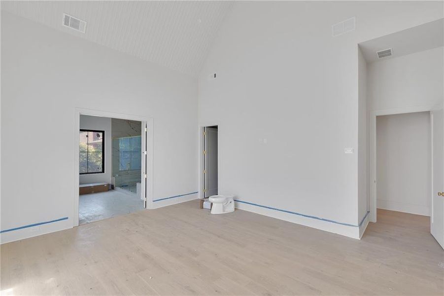 Spacious, unfurnished interior of a new home in , Atlanta (Image 10).