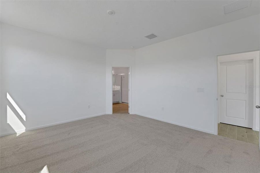 Spacious, unfurnished interior of a new home in Willowbrook North, Winter Haven (Image 30).