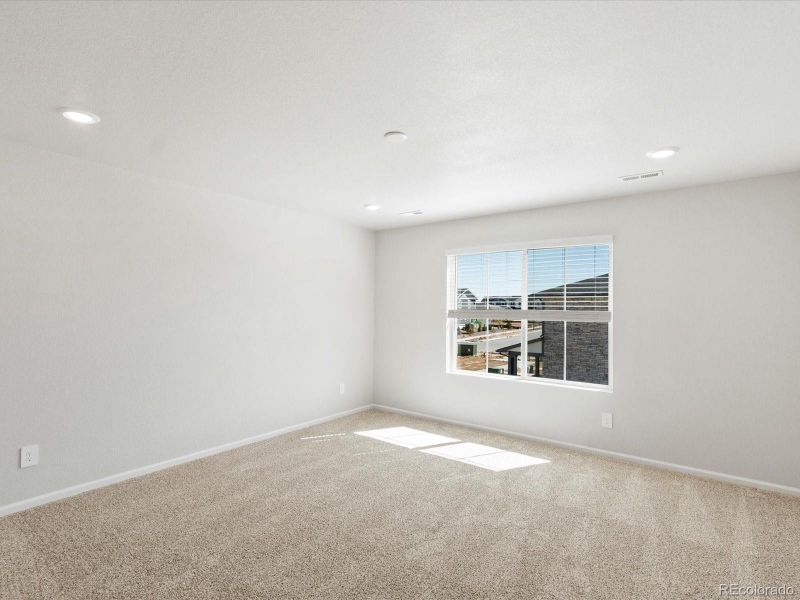 Spacious, unfurnished interior of a new home in Skyview at High Point, Aurora (Image 27).