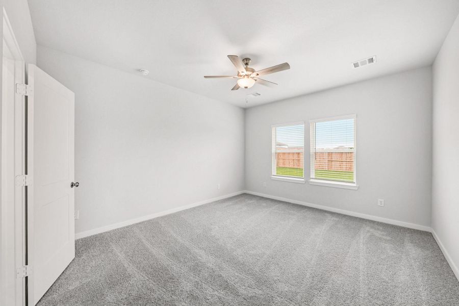 Spacious, unfurnished interior of a new home in Country Creek, Mont Belvieu (Image 11).