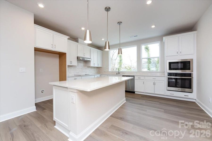 Light Filled Gourmet Kitchen Light Filled Gourmet Kitchen