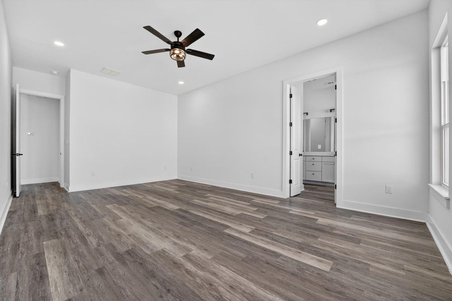 Spacious, unfurnished interior of a new home in , Horseshoe Bay (Image 37).