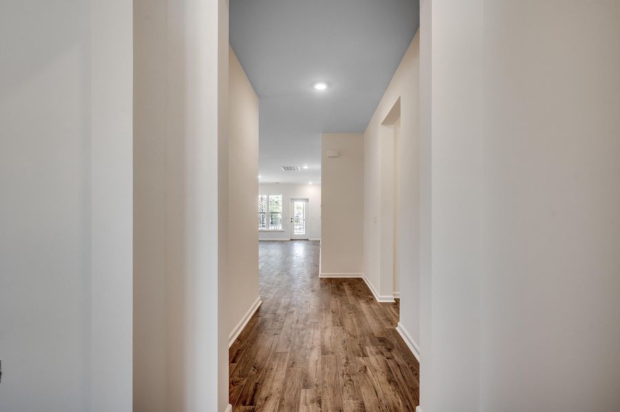 Spacious, unfurnished interior of a new home in The Oaks, Goose Creek (Image 16).