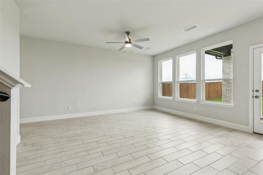Spacious, unfurnished interior of a new home in Santorini, Seagoville (Image 17).
