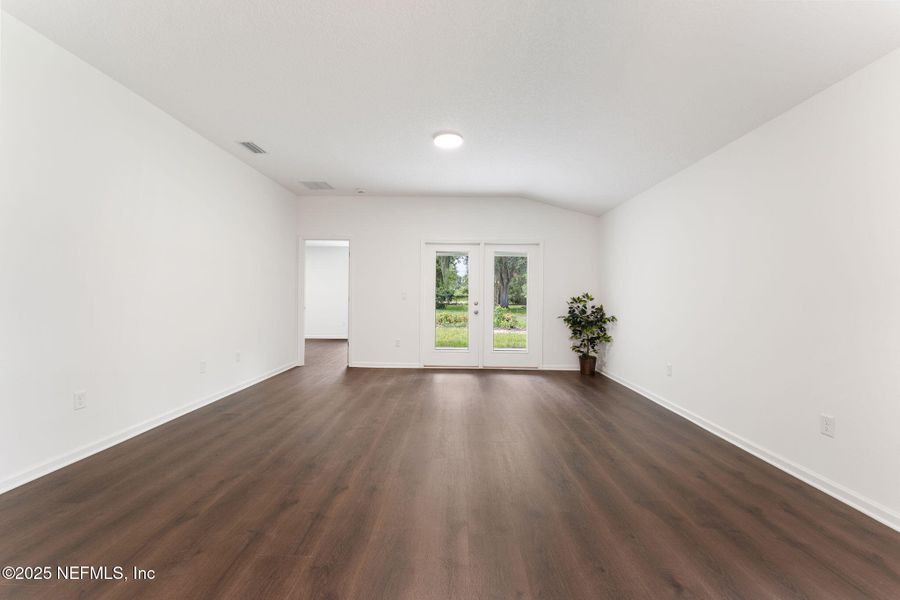 Spacious, unfurnished interior of a new home in , Green Cove Springs (Image 21).