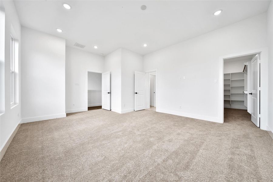 another view of the primary room !