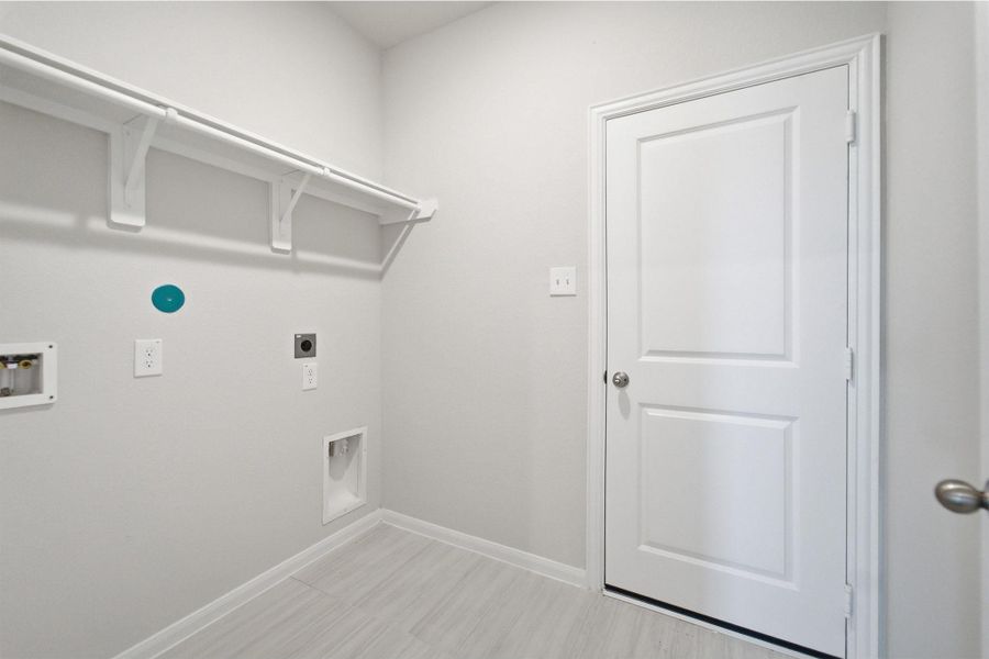 Spacious, unfurnished interior of a new home in Ashland, Texas City (Image 20).