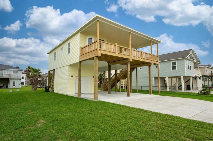 Exterior details and patio area of a home in , Galveston (Image 24).