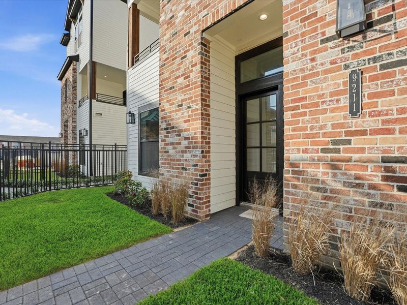 Private Front Yard for 9368 Plan