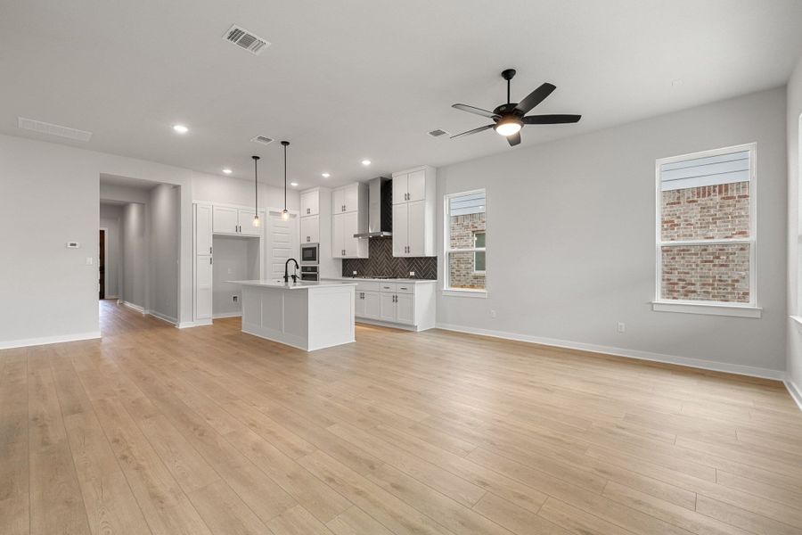 Spacious, unfurnished interior of a new home in Heritage, Dripping Springs (Image 40).