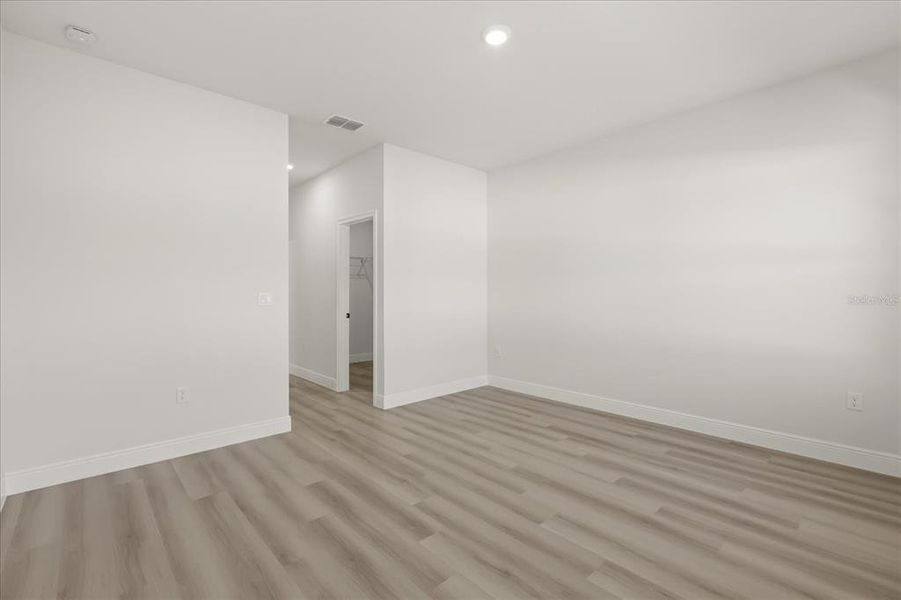 Spacious, unfurnished interior of a new home in , Ocala (Image 24).