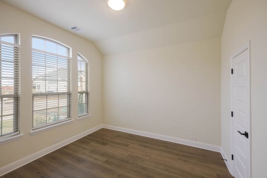 Spacious, unfurnished interior of a new home in Las Lomas, Forney (Image 20).