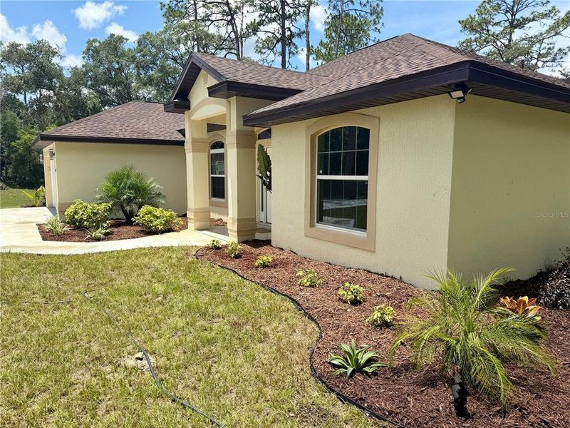 Exterior details and patio area of a home in , Dunnellon (Image 2).