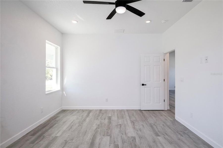 Spacious, unfurnished interior of a new home in , Sebring (Image 28).
