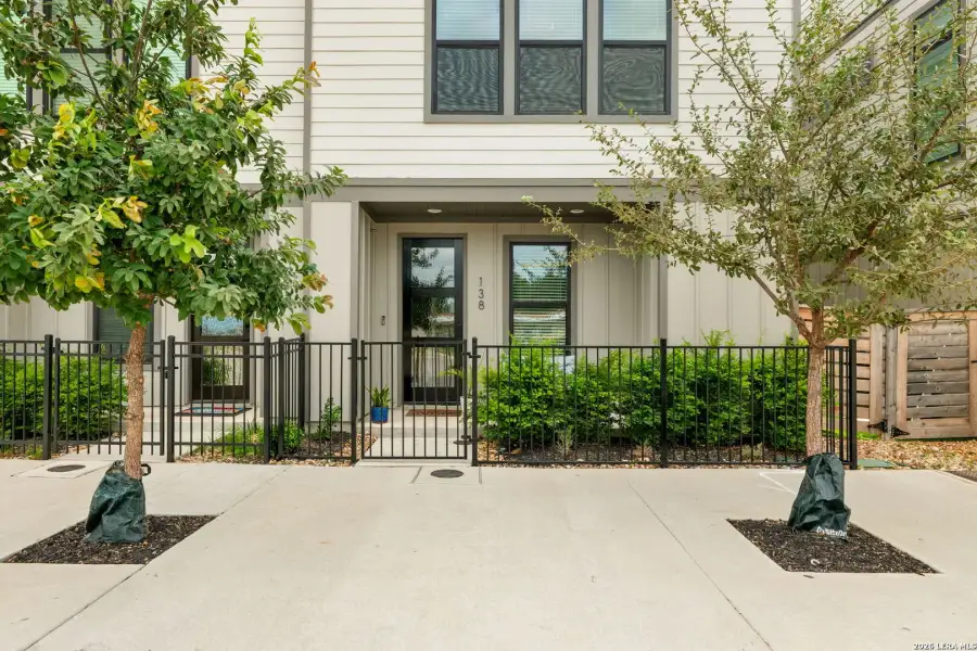 Exterior details and patio area of a home in Playmoor, San Antonio (Image 4).