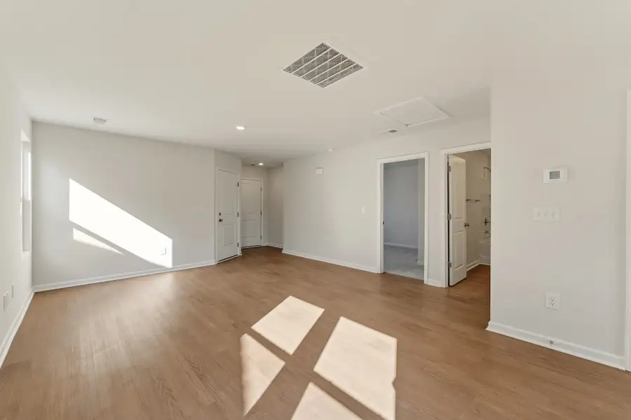 Spacious, unfurnished interior of a new home in Evergreen, Spartanburg (Image 10).