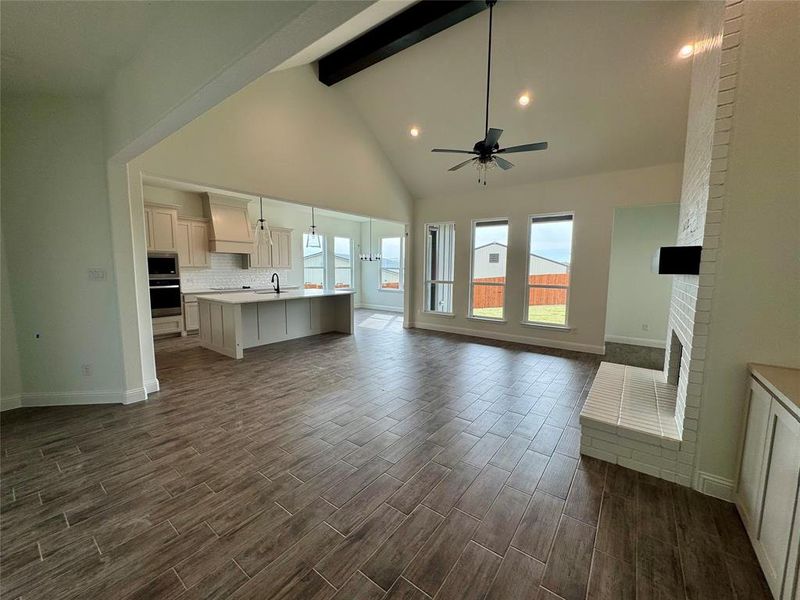 Spacious, unfurnished interior of a new home in , Glen Rose (Image 5).