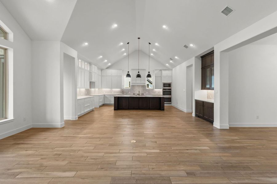 Spacious, unfurnished interior of a new home in Riceland 70', Mont Belvieu (Image 33).