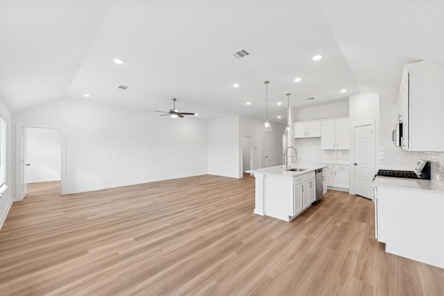 Spacious, unfurnished interior of a new home in Moran Ranch, Willis (Image 24).