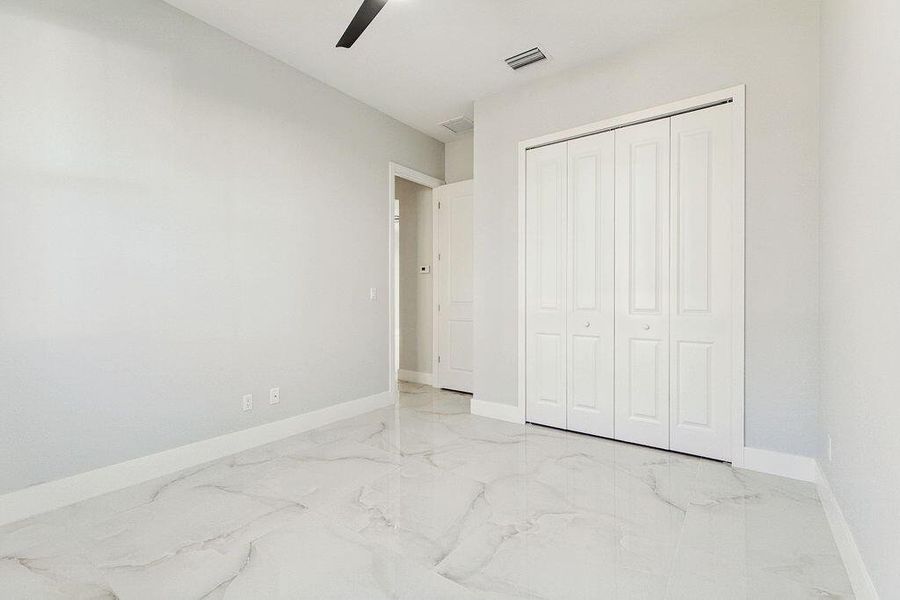 5DM40041_2_3_4_5Interior01