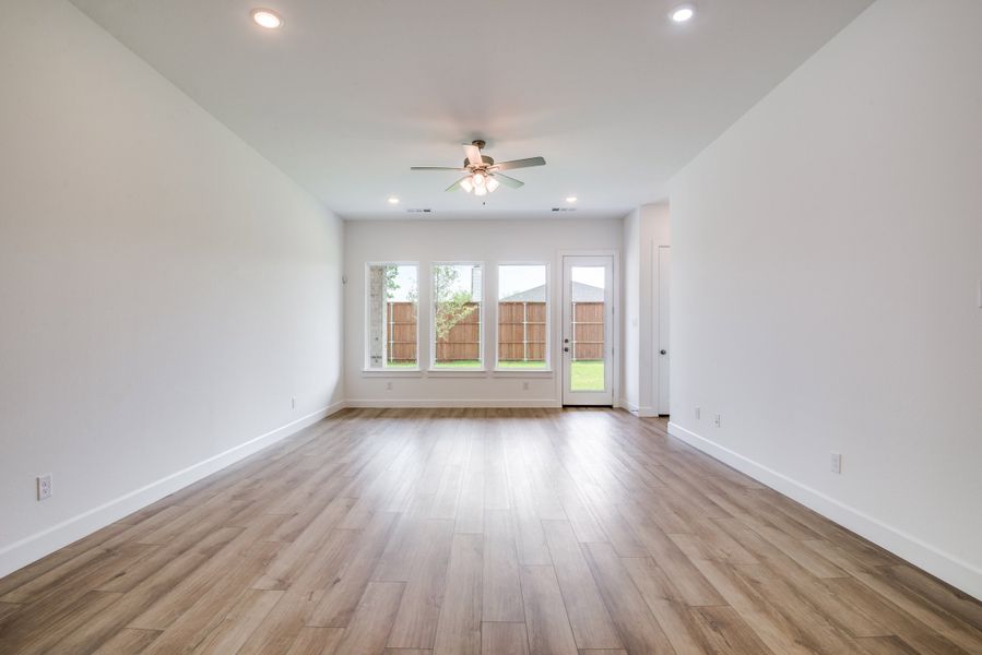Spacious, unfurnished interior of a new home in Painted Tree - South, McKinney (Image 20).