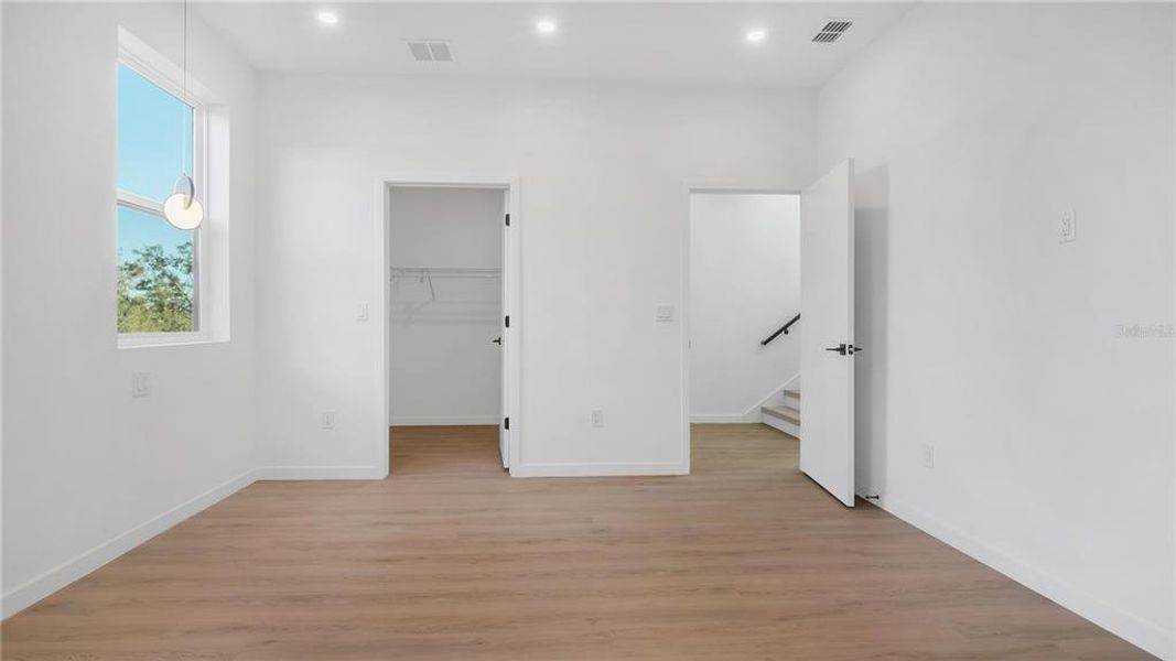 Spacious, unfurnished interior of a new home in , St. Petersburg (Image 35).