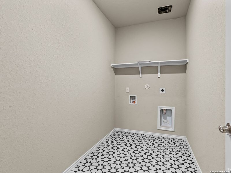 Spacious, unfurnished interior of a new home in Royal Crest, San Antonio (Image 34).