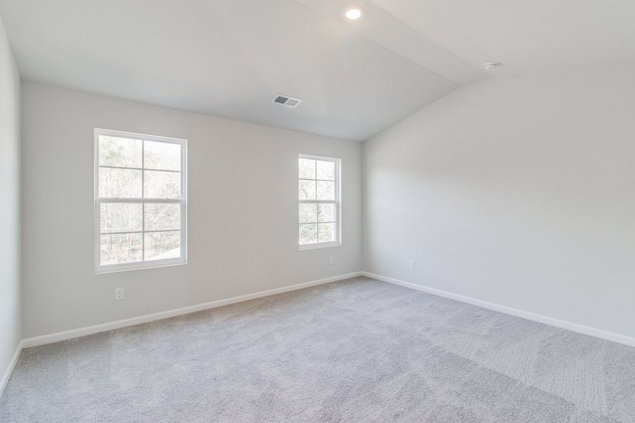 Spacious, unfurnished interior of a new home in Bluefield, Lexington (Image 24).