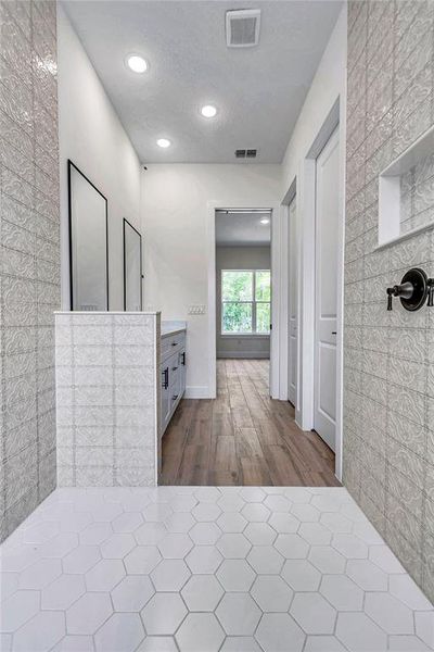 Spacious, unfurnished interior of a new home in , Ocala (Image 44).