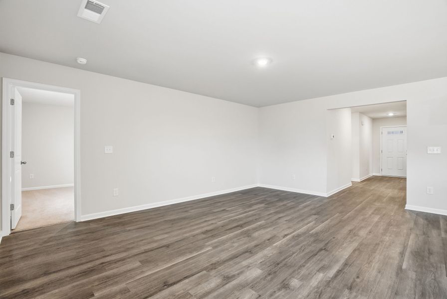 Spacious, unfurnished interior of a new home in Ashton Lakes, Lexington (Image 14).