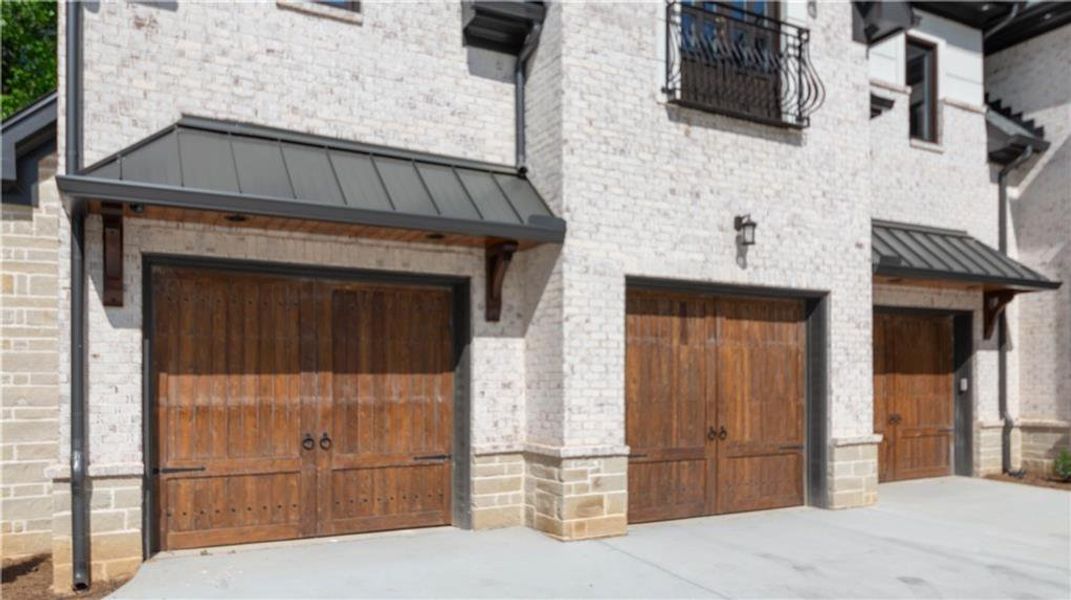 Exterior details and patio area of a home in , Roswell (Image 3).