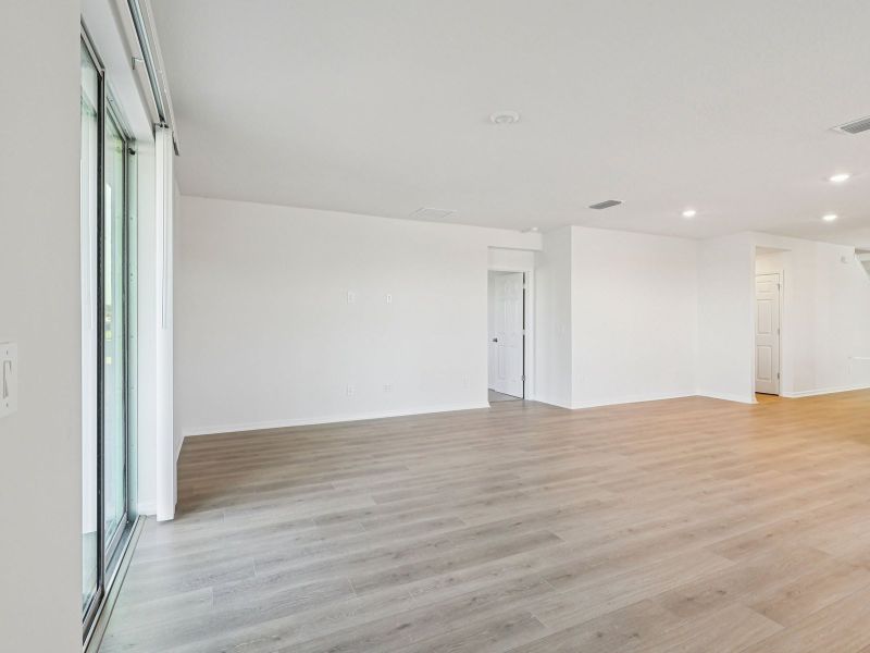 Spacious, unfurnished interior of a new home in The Reserve at Twin Lakes, St. Cloud (Image 9).