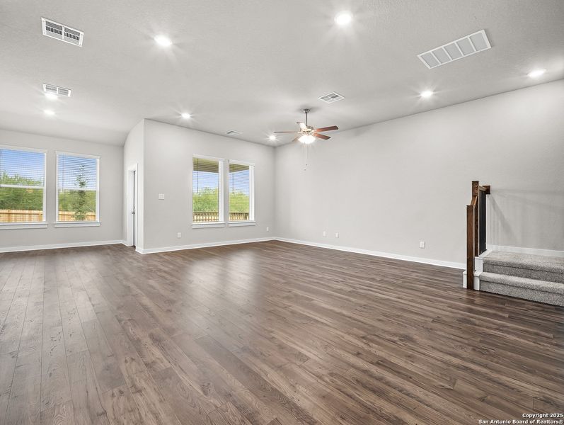 Spacious, unfurnished interior of a new home in Comanche Ridge, San Antonio (Image 8).