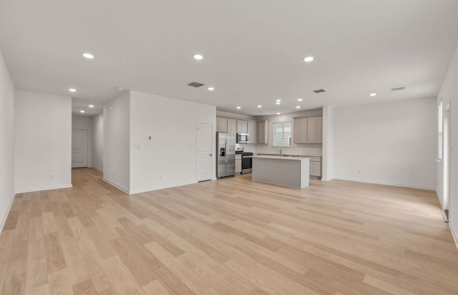 Spacious, unfurnished interior of a new home in Sunfield, Buda (Image 47).