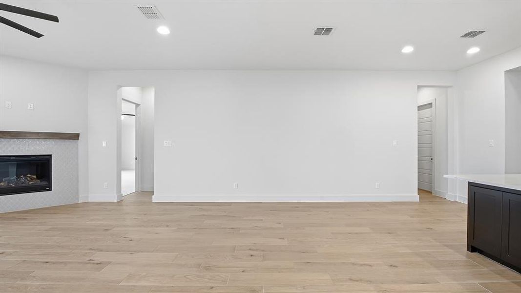 Spacious, unfurnished interior of a new home in Myrtle Creek, Waxahachie (Image 17).