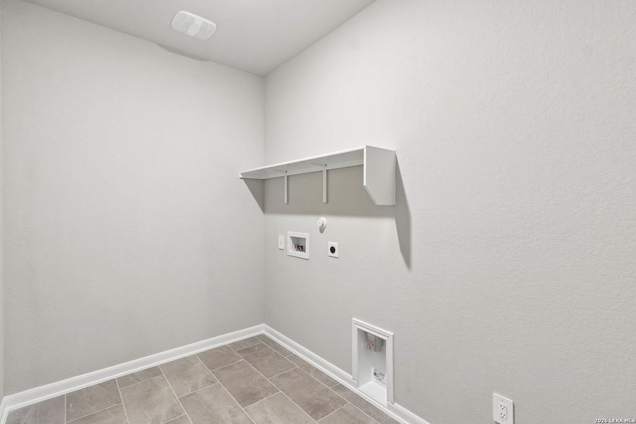 Spacious, unfurnished interior of a new home in Estancia Ranch - Premier Series, San Antonio (Image 20).