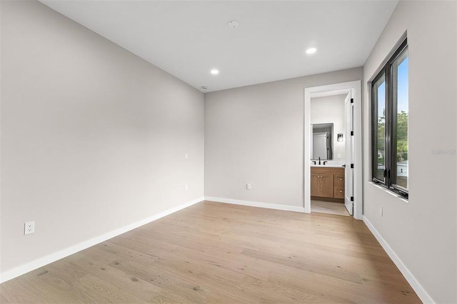 Spacious, unfurnished interior of a new home in , Orlando (Image 50).