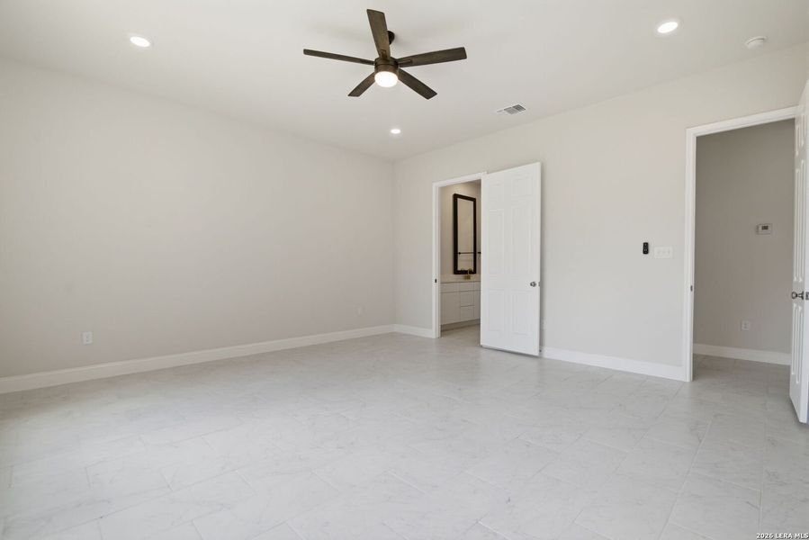 Spacious, unfurnished interior of a new home in , San Antonio (Image 12).