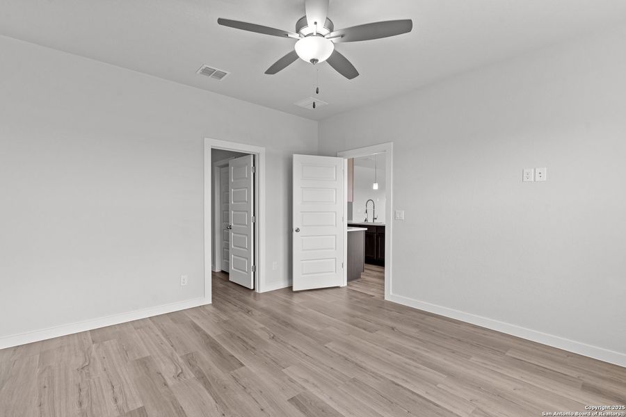Spacious, unfurnished interior of a new home in Weltner Farms 50’s, New Braunfels (Image 25).
