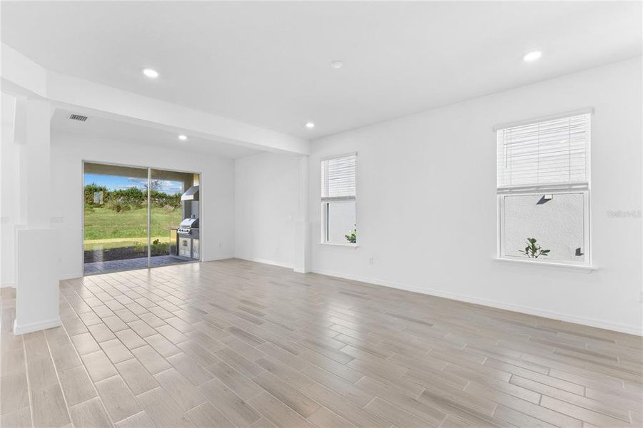 Spacious, unfurnished interior of a new home in , Sarasota (Image 19).