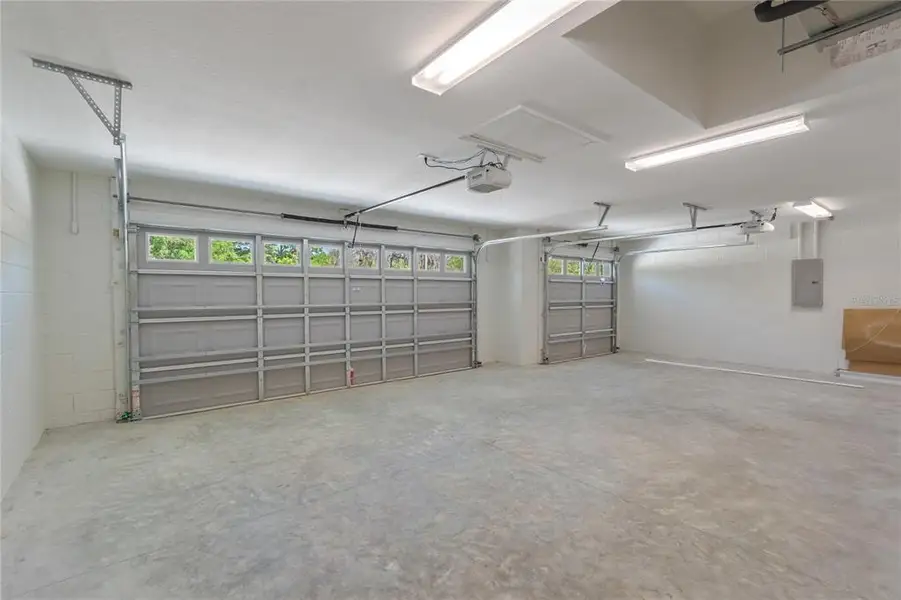 Spacious, unfurnished interior of a new home in , Ocala (Image 20).