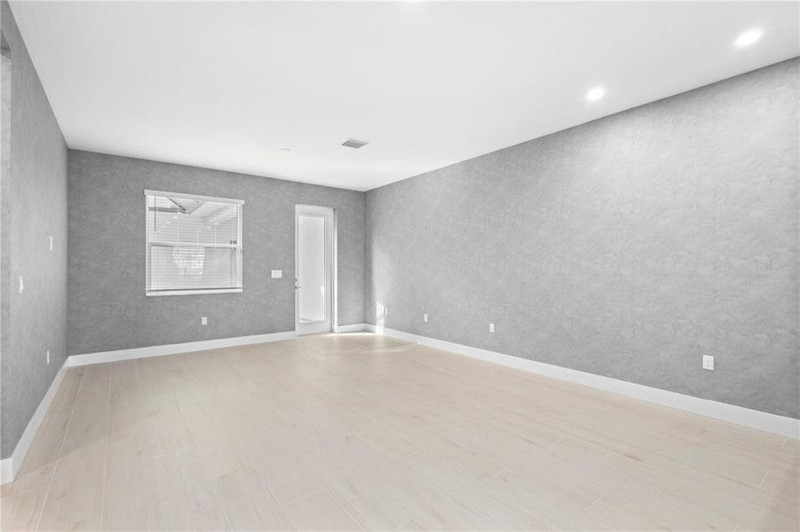 Spacious, unfurnished interior of a new home in , Sarasota (Image 16).