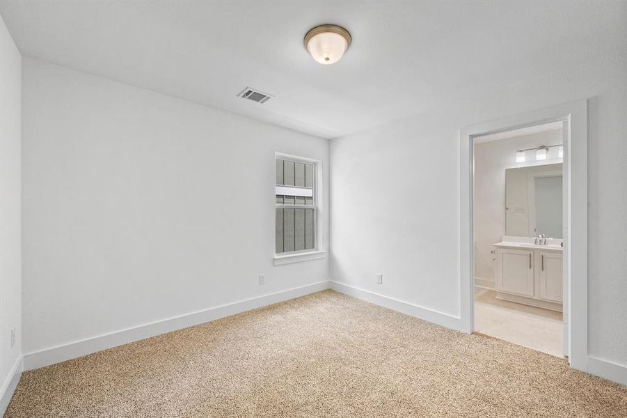 Spacious, unfurnished interior of a new home in Heritage Towne, Midlothian (Image 16).