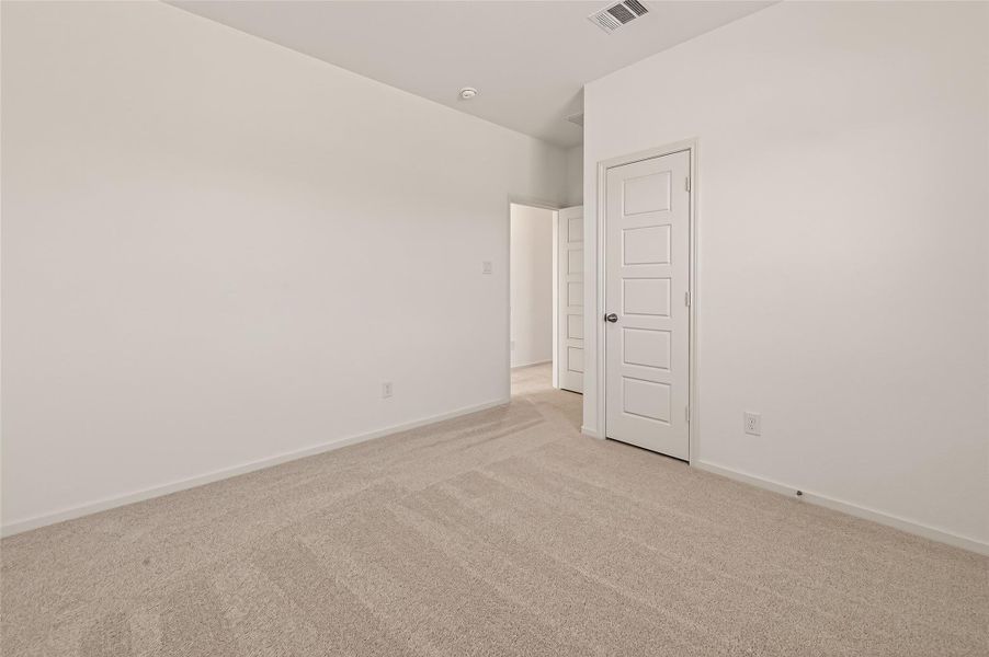 Spacious, unfurnished interior of a new home in Lago Mar, Texas City (Image 33).