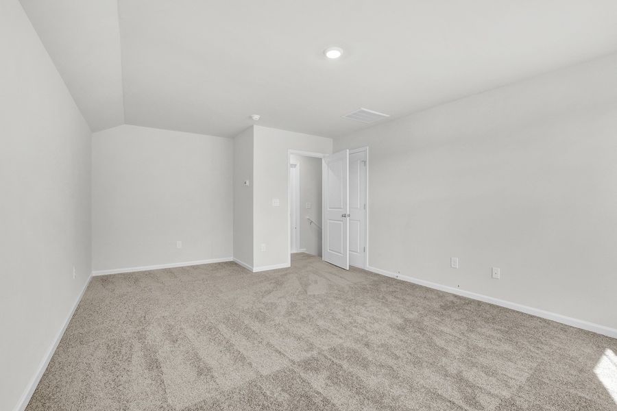Spacious, unfurnished interior of a new home in River Tide Farms, Bolivia (Image 20).