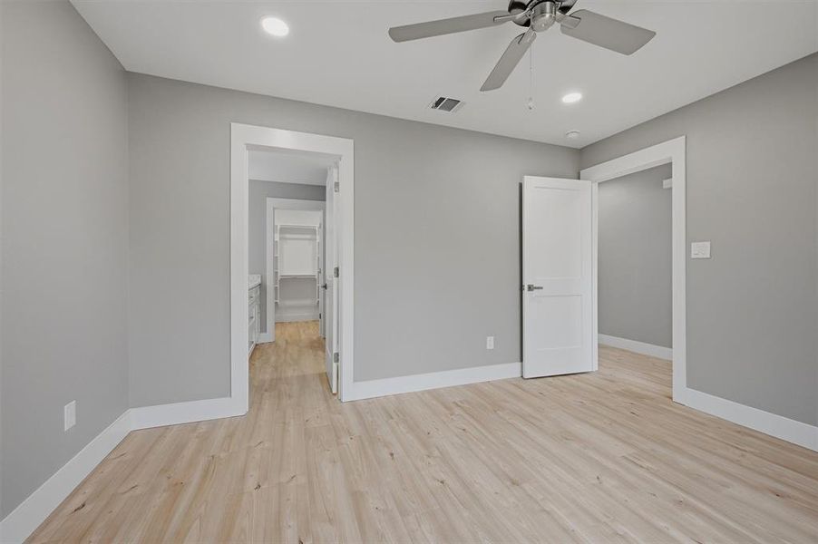 Spacious, unfurnished interior of a new home in , Sherman (Image 21).